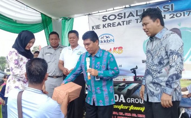 Sekretaris BKKBN Provinsi Jambi M. Irzal, SE, ME didampingi Anggota DPR RI Komisi IX H. Handayani, SKM, MPH menyerahkan hadiah doorprize disela-sela acara sosialisasi KIE Kreatif di Desa Sungai Rengas, (7/11)  Â 